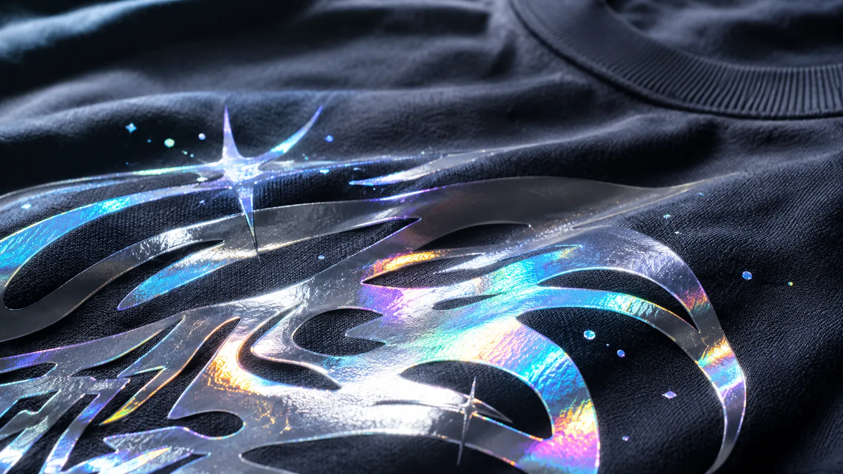 สกรีนฟอยล์เมทัลลิก & โฮโลแกรม เทรนด์เสื้อ Y2K ปี 2026