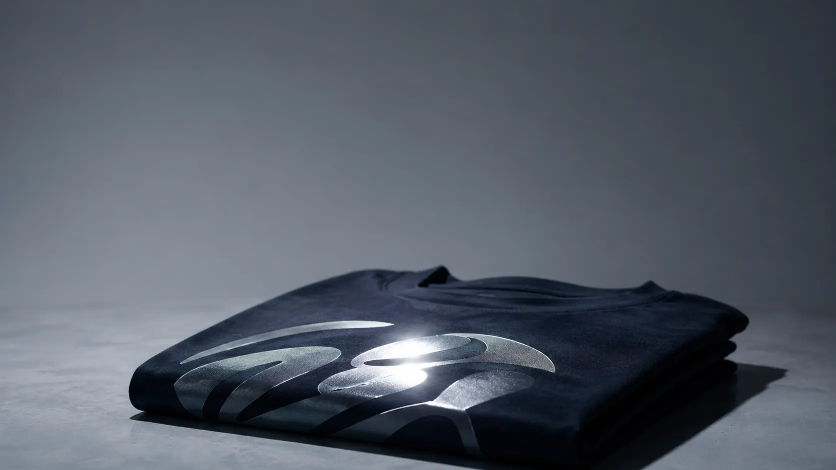 สกรีนสะท้อนแสง Reflective คืออะไร เหมาะกับเสื้อกลุ่มไหน